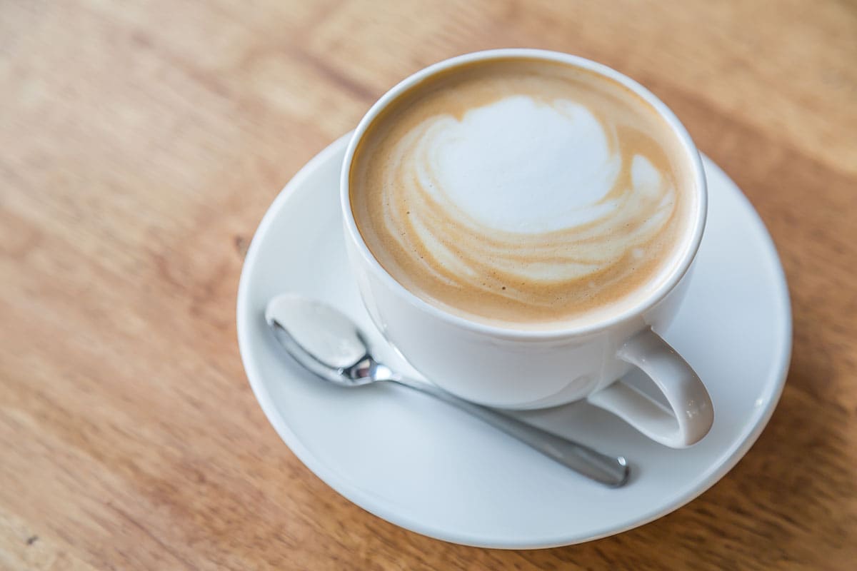 איך להכין קפוצ'ינו מושלם של בית קפה במשרד או בבית