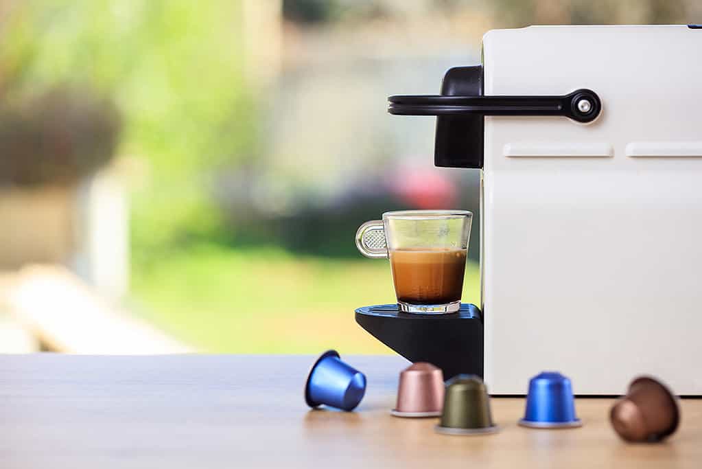 מכונת קפה קפסולות או מכונת קפה טוחנת