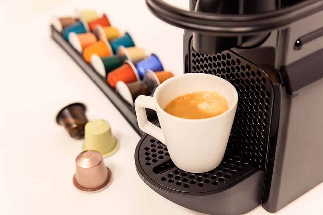 מכונת קפה קפסולות או מכונת קפה טוחנת